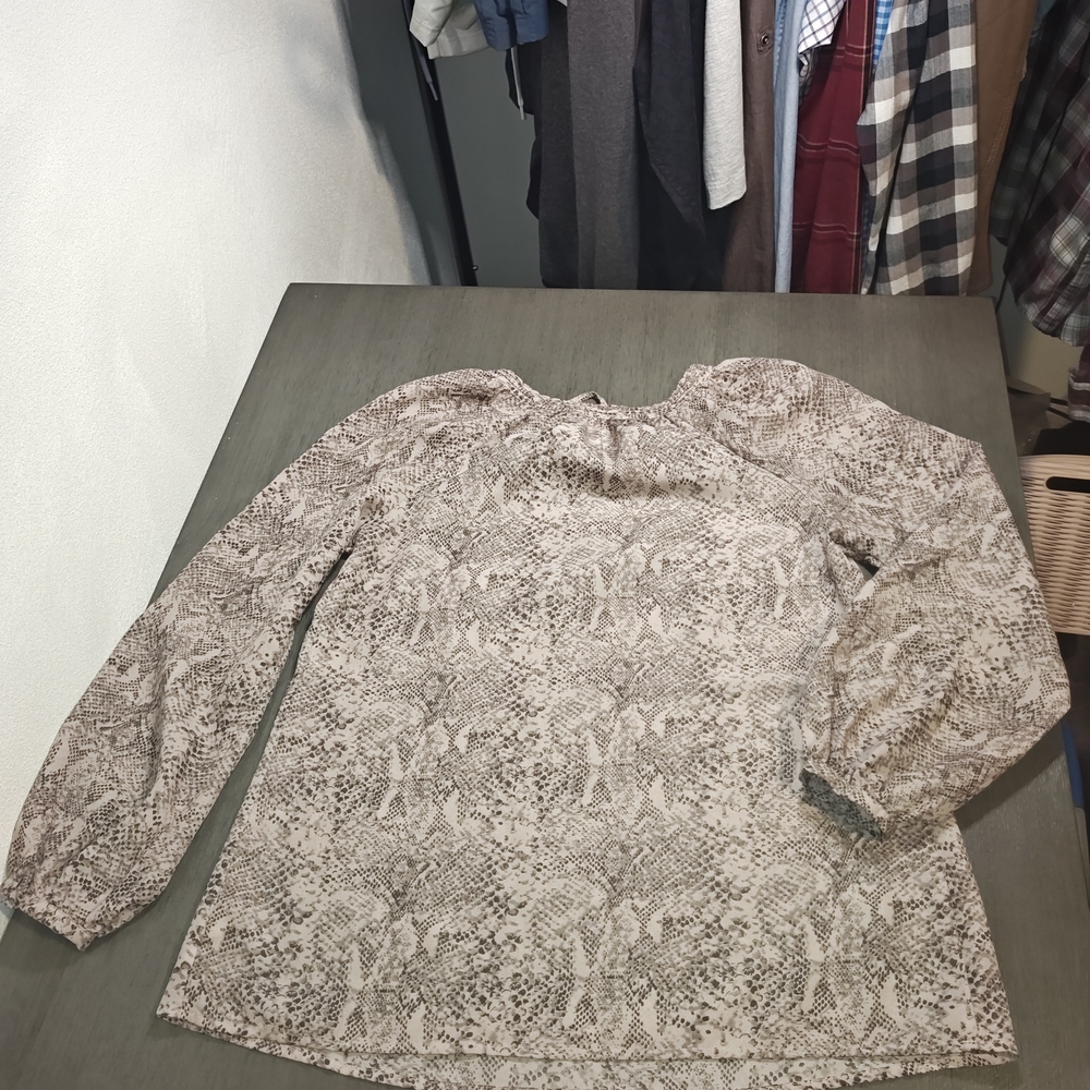 Motherhood Woman's Maternity snake skin print peasant blouse In Size Small - Picture 2 of 7